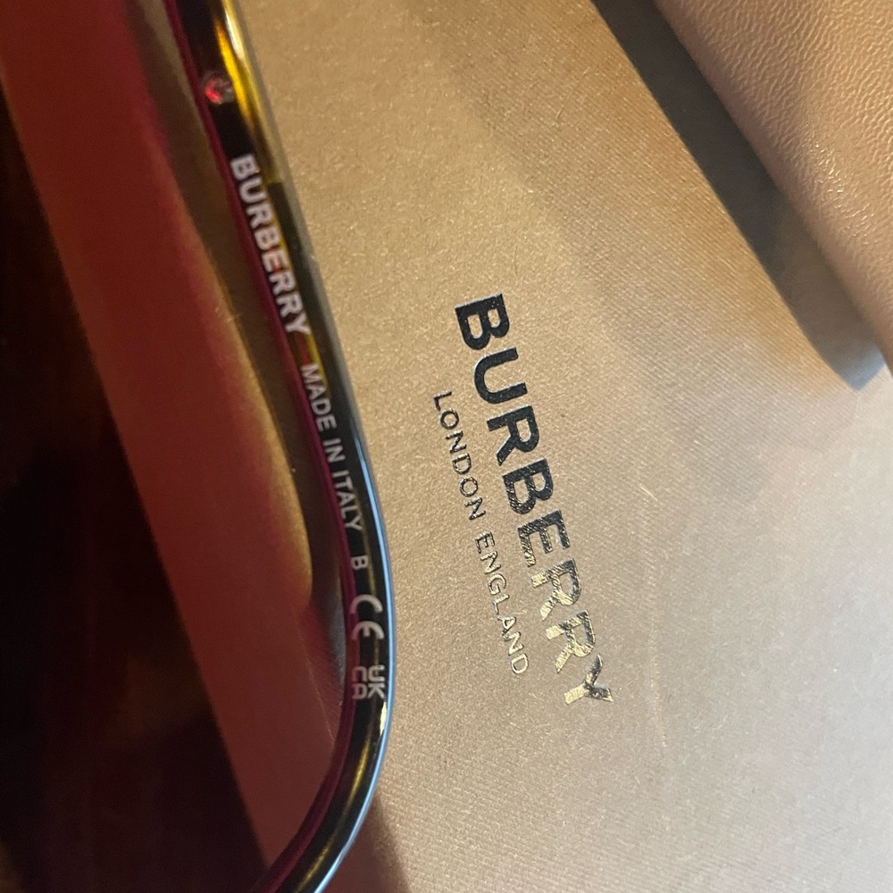 Burberry Sunglasses with Black and Cream Highlights - Picture 8 of 8